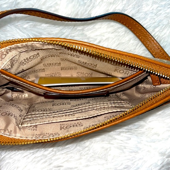 Michael Kors small purse. Never been used, in perfect condition and super cute!! - Picture 3 of 3